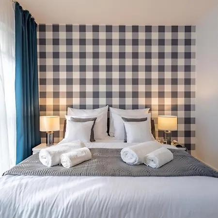 Hotel apartamentowy Deluxe By The Railway Station