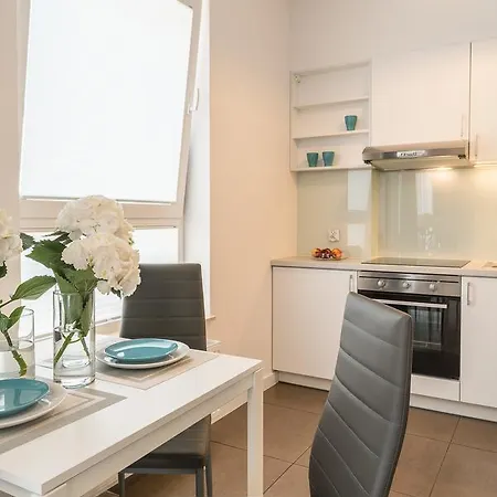 Hotel apartamentowy Deluxe By The Railway Station